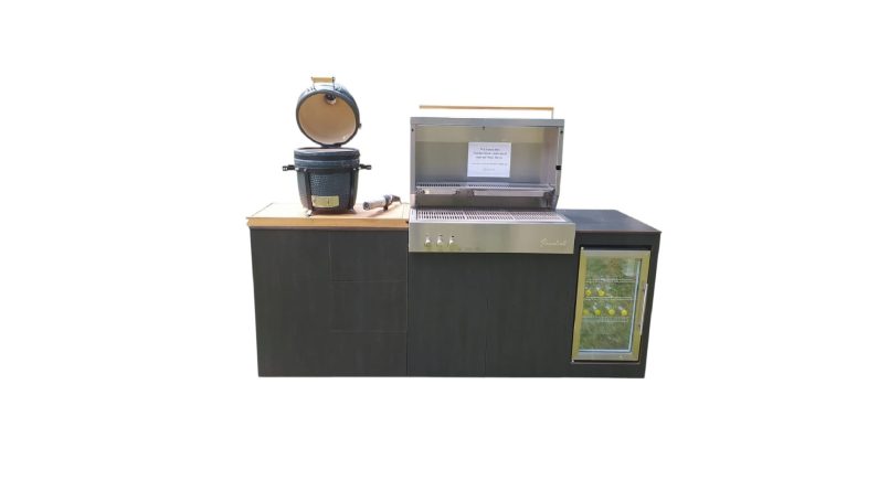 Küchenzeile mit Keramik-Holzkohlegrill + Flammkraft und Kühlschrank Küchenzeile mit Holzoberfläche, Kochtopf und einem großen Behälter.